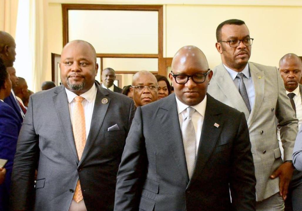 Le ministre État en  Premier ministre, Sama Lukonde entouré du minÉtat en charge du Budget à droite et le VPM de la Fonction publique à sa gauche