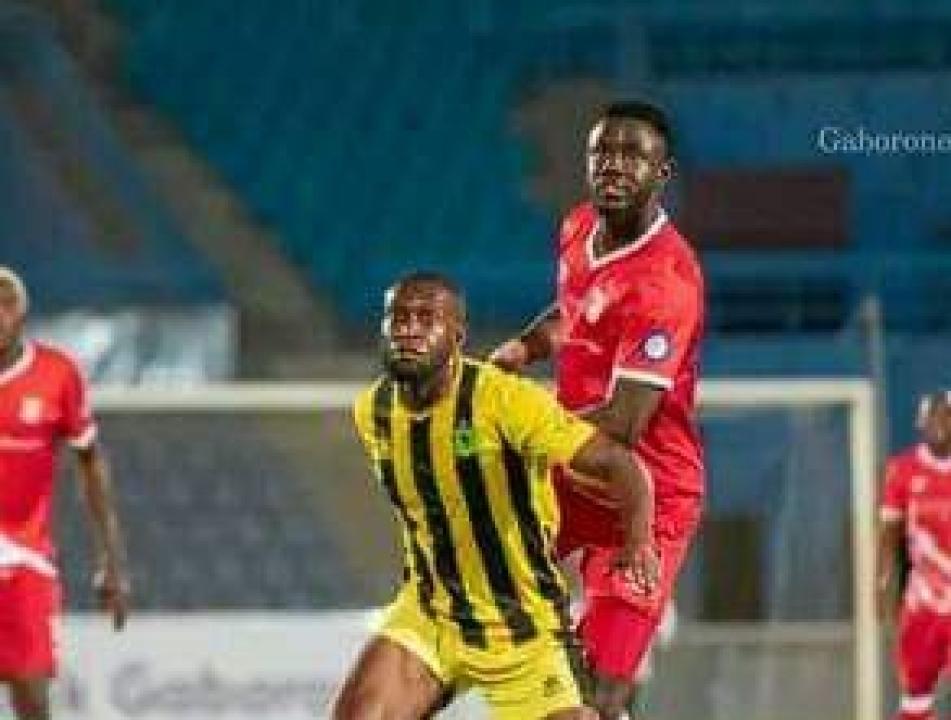 Le milieu de terrain de l'AS VClub, Lema Mabidi en duel avec un joueur de Gaborone United.