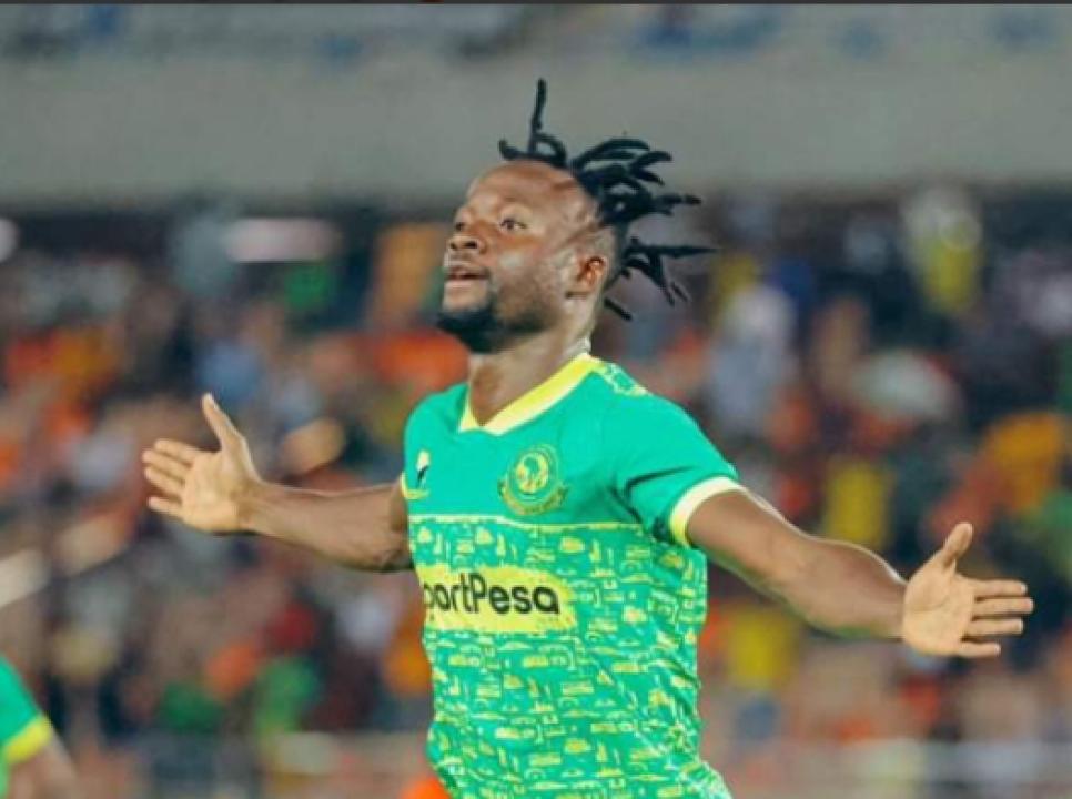 Fiston Mayele Kalala en pleine célébration d'un but, sous les couleurs de Young Africans.