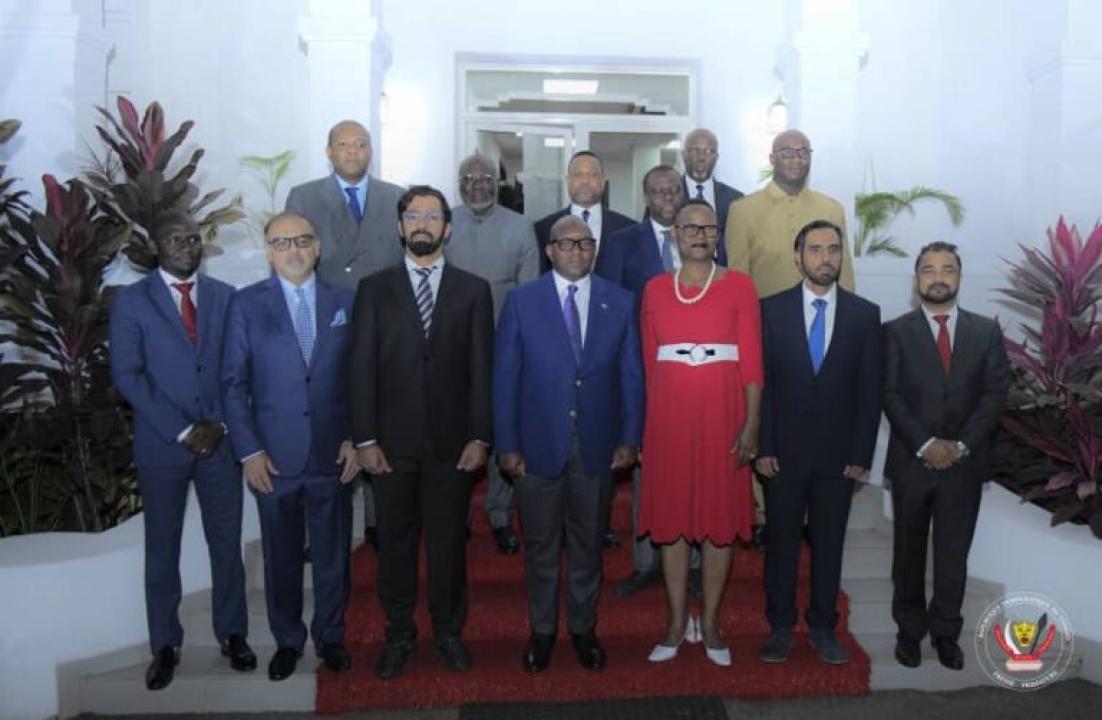 Le premier ministre Sama Lukonde pose avec une délégation d'un consortium émirati en présence de la ministre des Mines après la signature d'un protocole d' accord
