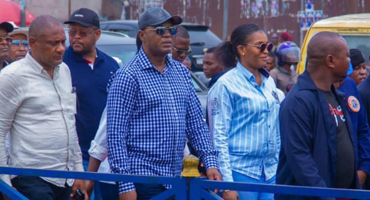 Le Gouverneur de la Ville Gentiny Ngobila entouré de gauche à droite par le Vice-gouverneur Gérard Mulumba et de la Commissaire général en charge de l'environnement