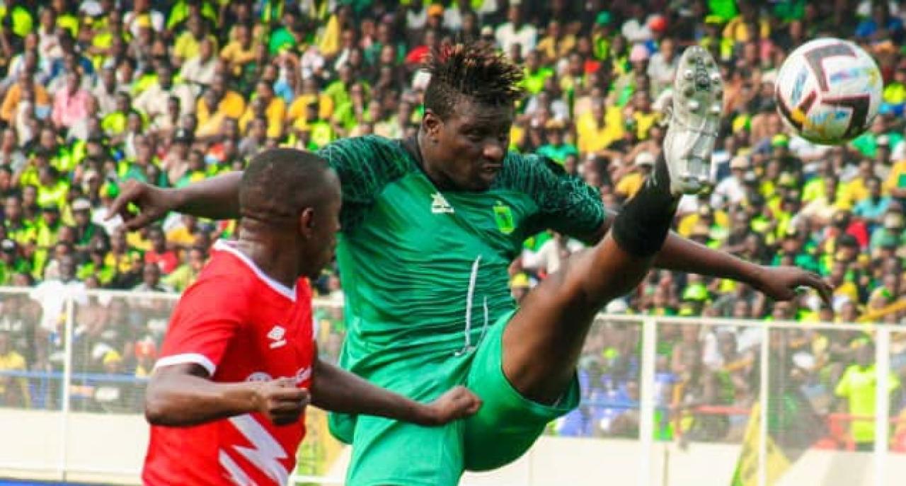Un joueur de l'AS VClub en duel avec celui de Gaborone United, au stade des martyrs de Kinshasa.
