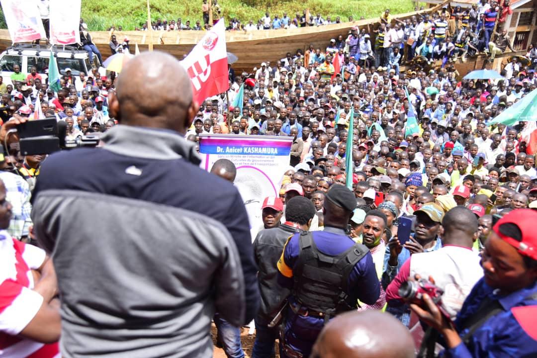 Vital Kamerhe devant une foule immense à Idjwi Sud, province du Sud-Kivu