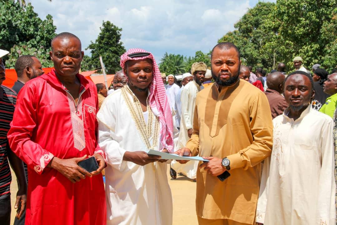 Blanchard Lumaliza Kalonda, président de la Fondation qui porte son nom, avec l'imam de Kisangani