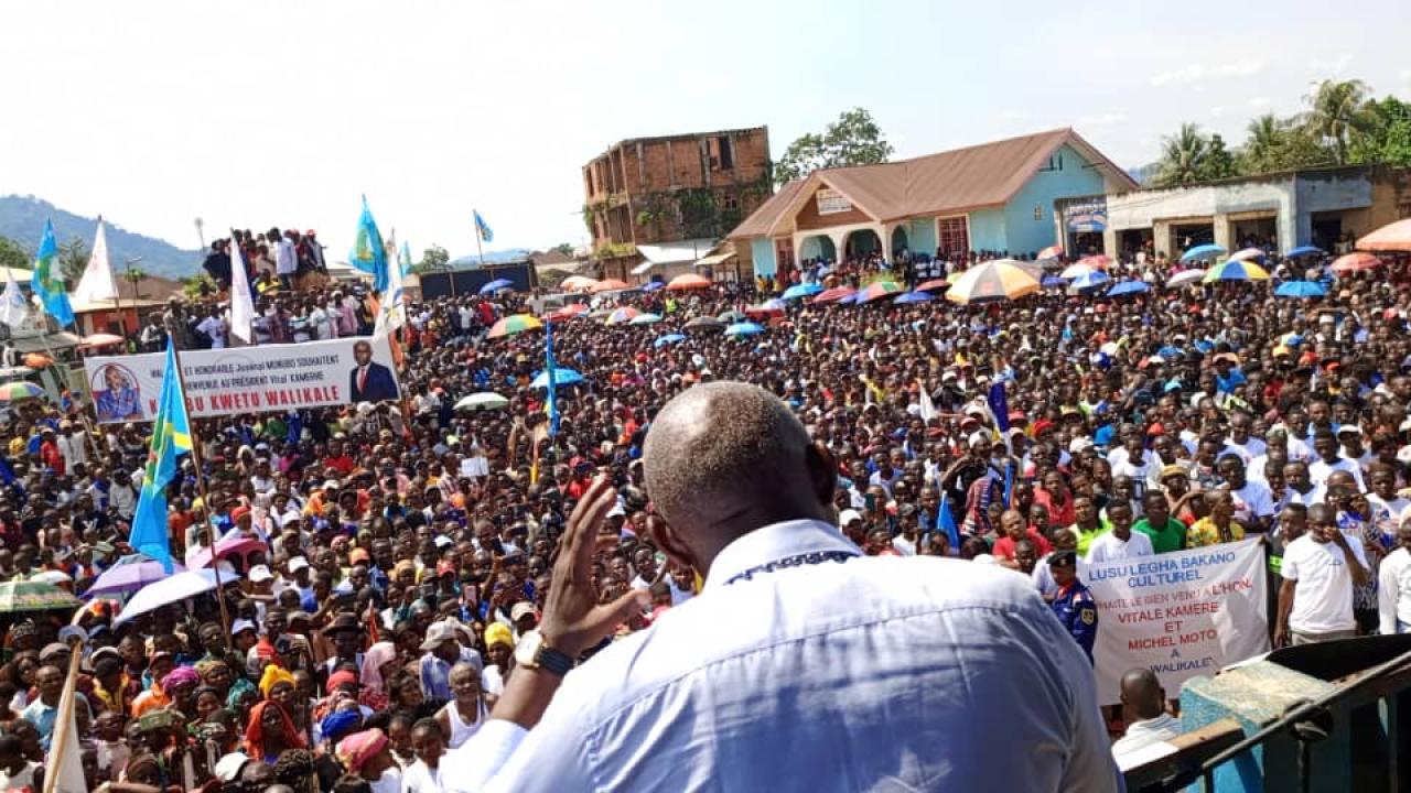 Devant une foule en liesse, Vital Kamerhe prêche la paix à Walikale dans le cadre de sa tournée