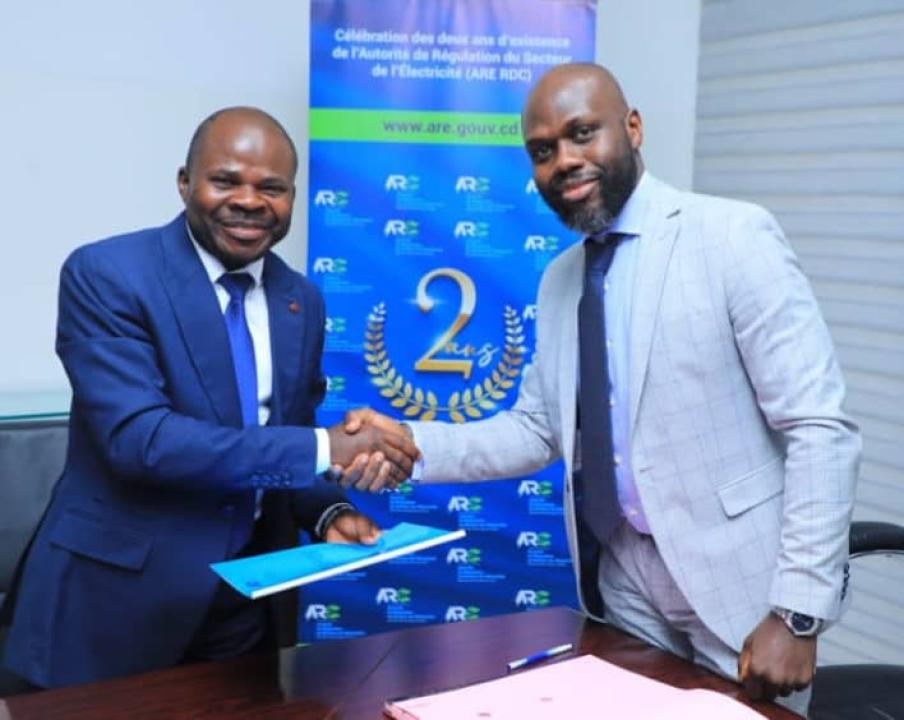 Le DGA de l'ARE, Me Marco Kuyu remet les documents donnant l'aval à Prosper Musimbi, responsable SOCODEE SA d'électrifier 7000 ménages au Nord-Kivu