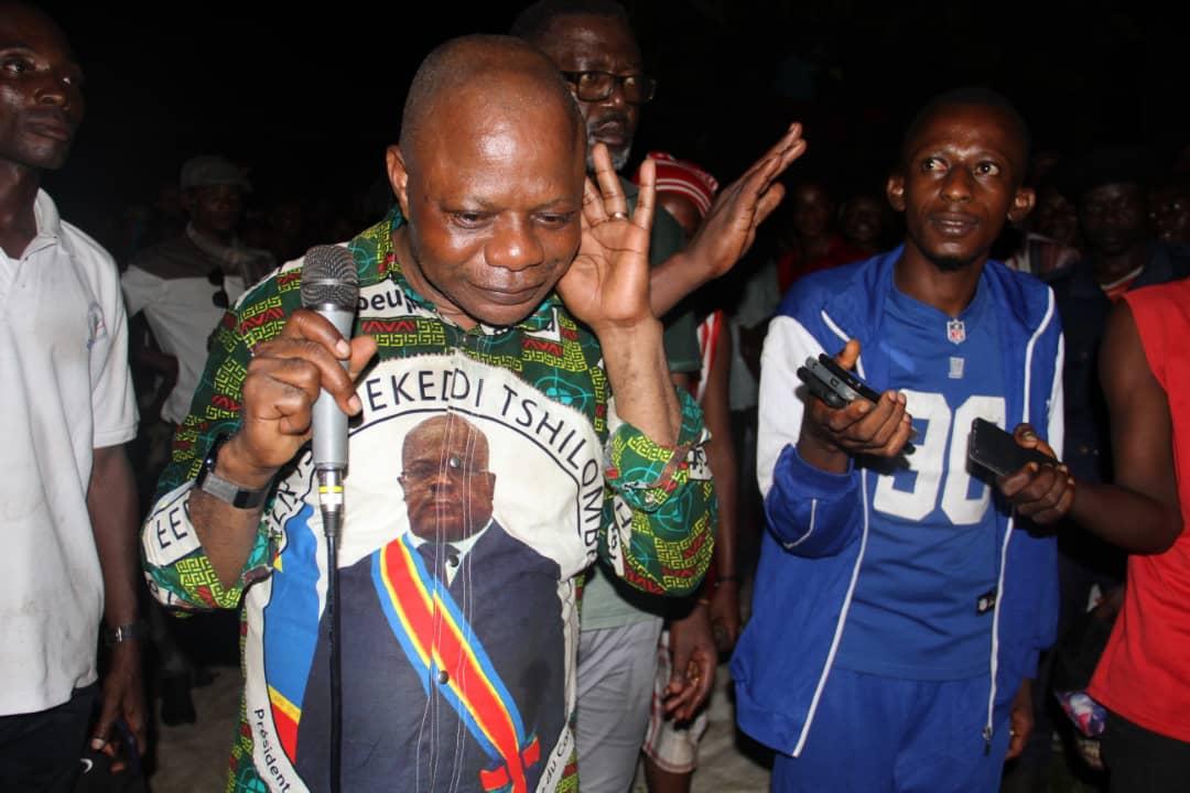 Le Député national Léon Mubikayi écoute, avec attention, les désidératas de sa base à Luebo