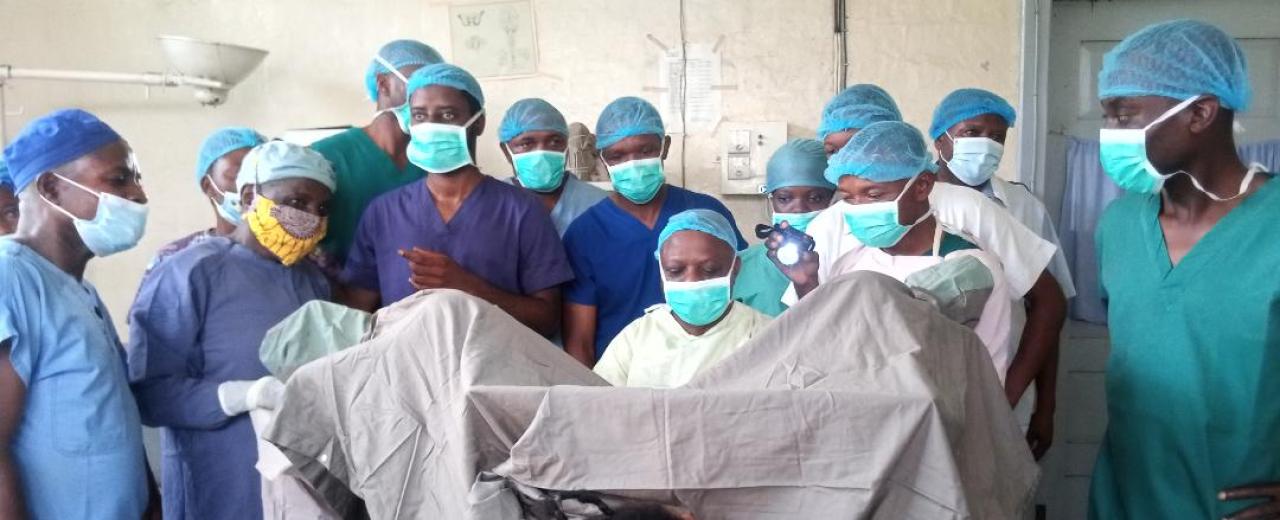 Le Député national Léon Mubikayi Mubalamate dans sa casquette de Madecin gynécologue- obstétricien, spécialiste en fistule opère des femmes de Luebo vivant avec fistule