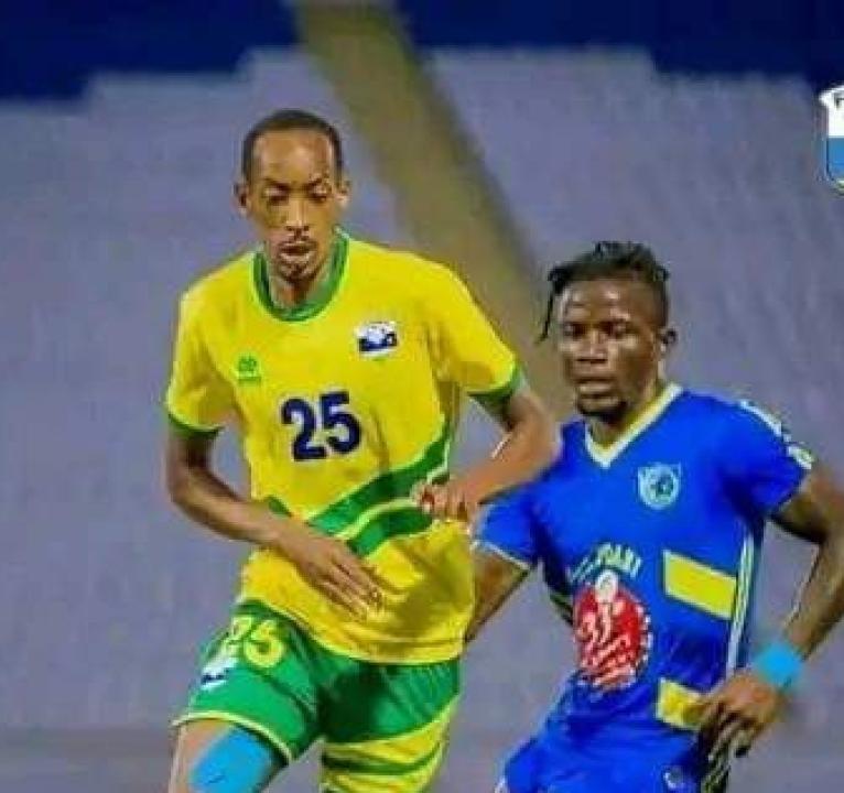 Un joueur de Lupopo en duel avec celui du Rwanda.