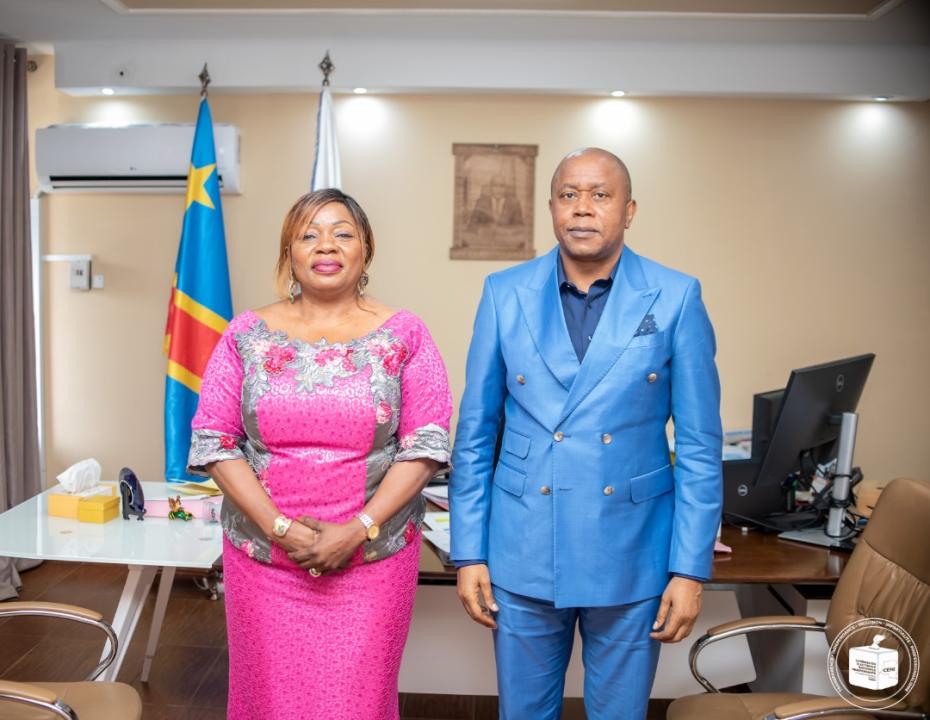 De gauche à droite, la Gouverneure du Mai-ndombe Rita Bola et le président de la CENI Denis KADIMA