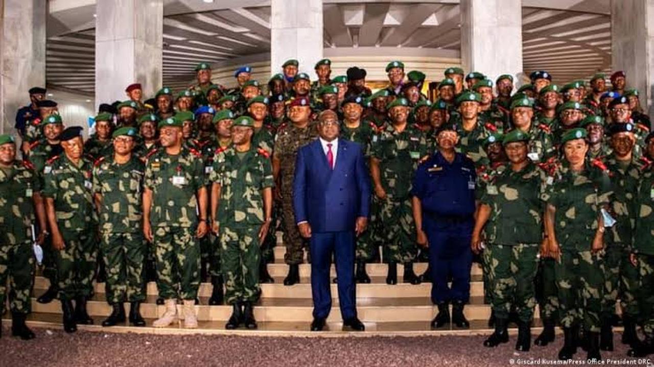 Le Chef de l'État Félix Tshisekedi pose avec les chefs de la police et de l'armée [ Photo d'illustration]
