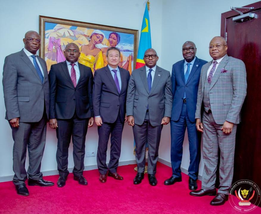 Le premier ministre Sama Lukonde et l'envoyé spécial du SG de l'ONU pour la région des Grands lacs, Huang Xia, entouré de quelques personnalités