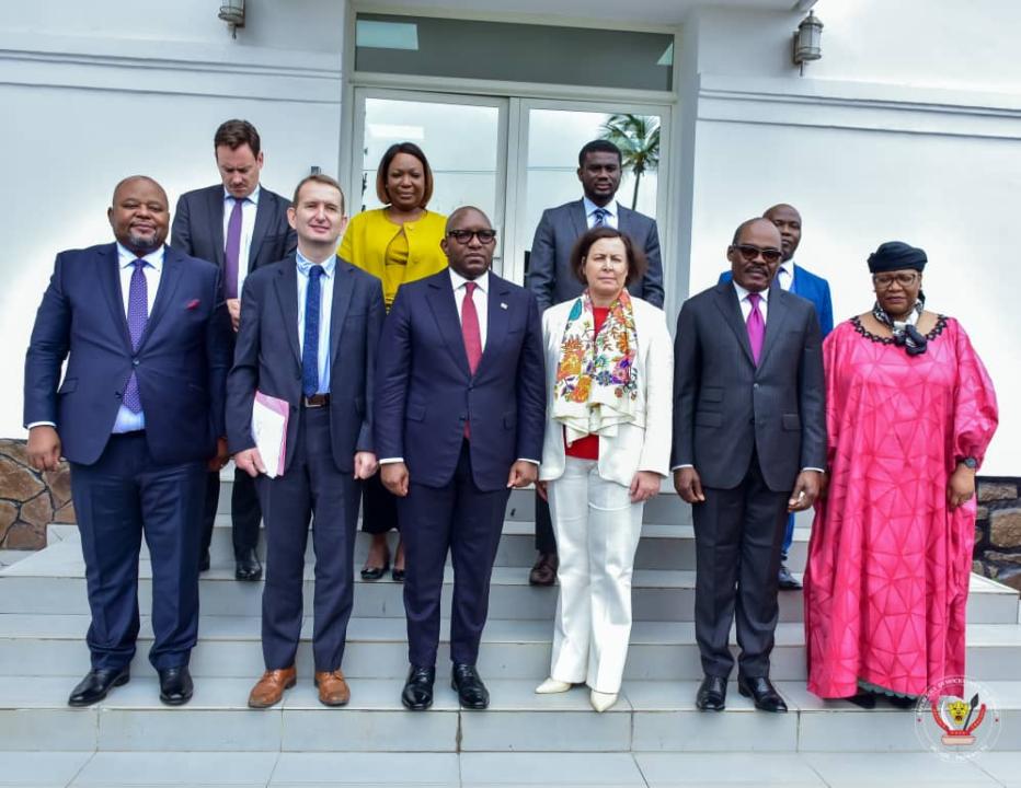 La délégation du FMI pose avec le Premier Ministre Sama Lukonde assisté par deux membres du gouvernement et la gouverneur de la banque centrale du Congo