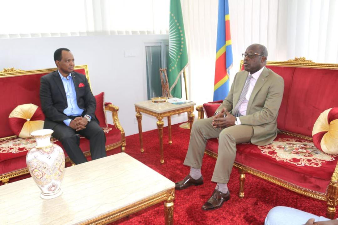 Le VPM des affaires étrangères Christophe Lutundula ( à droite) notifie l'ambassadeur rwandais, Vincent Karega ( à droite ), pour quitter le sol congolais