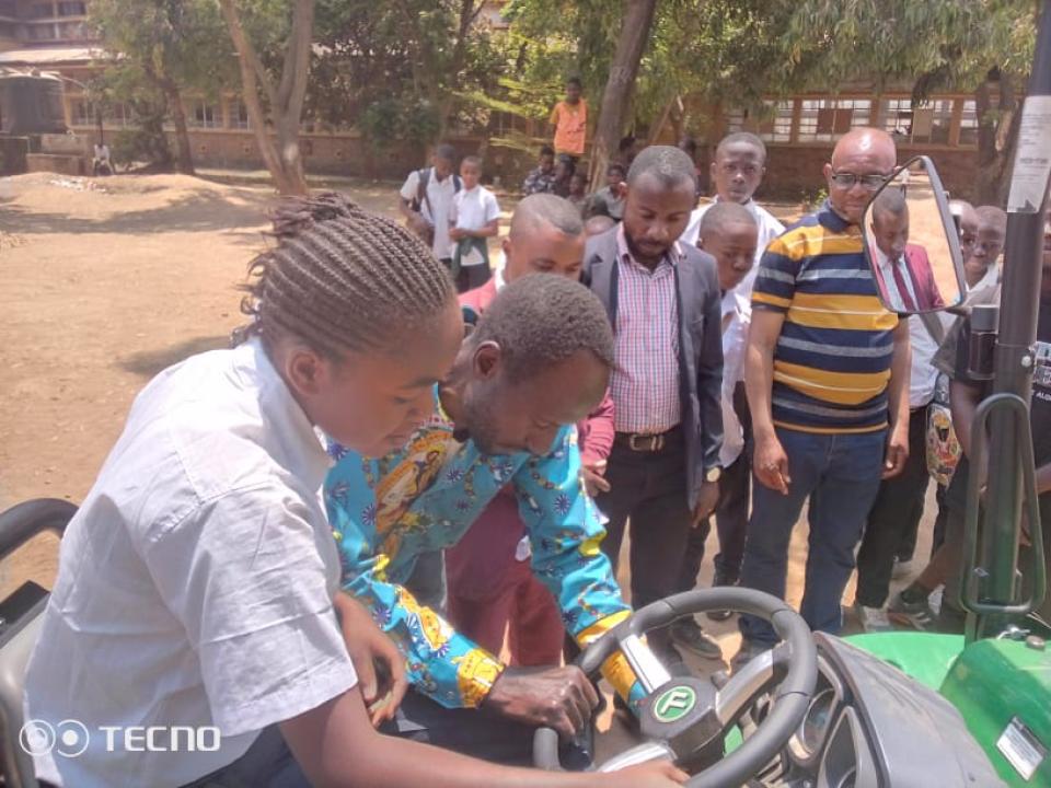 Apprentissage d'une élève dans la concession de champ d'essai de l'Institut Technique Agricole Mutufwate