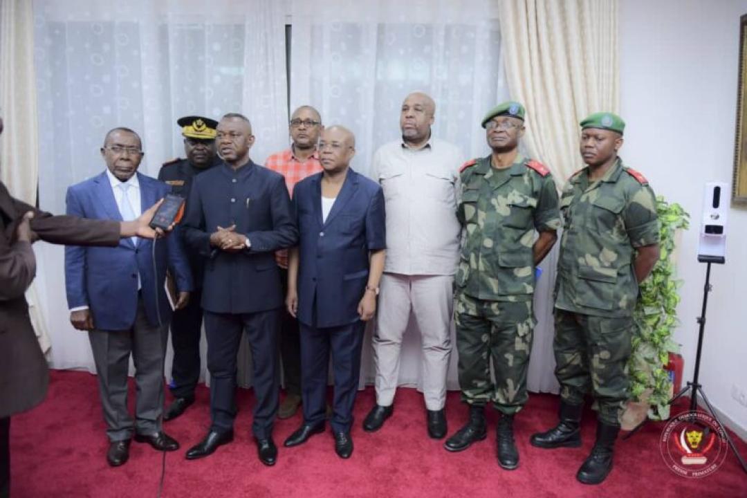 Quelques ministres du gouvernement central, le vice-gouverneur de Kinshasa et responsables de l'armée après une réunion présidée par le premier ministre Sama Lukonde