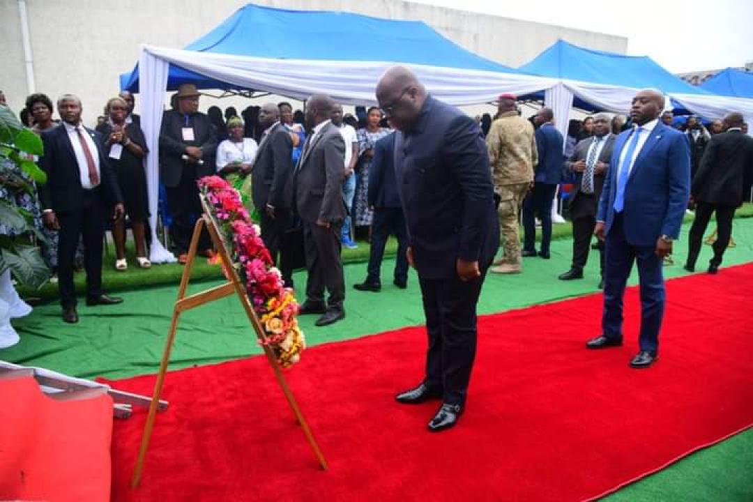 Le président Félix Tshisekedi s'incline devant la dépouille de Nelly Mungul Diana 