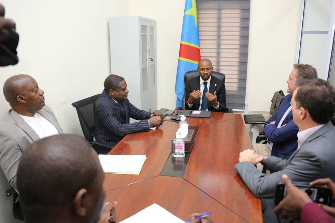 Le ministre Patrick Muyaya en séance de travail avec deux experts de France Monde invités pour le recyclage des agents de la Rtnc