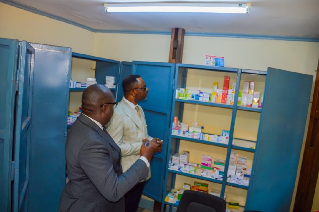 Le ministre de l'EPST, le professeur Tony Mwaba visite la pharmacie de la Mutuelle des Enseignants de l'EPST (MESP)