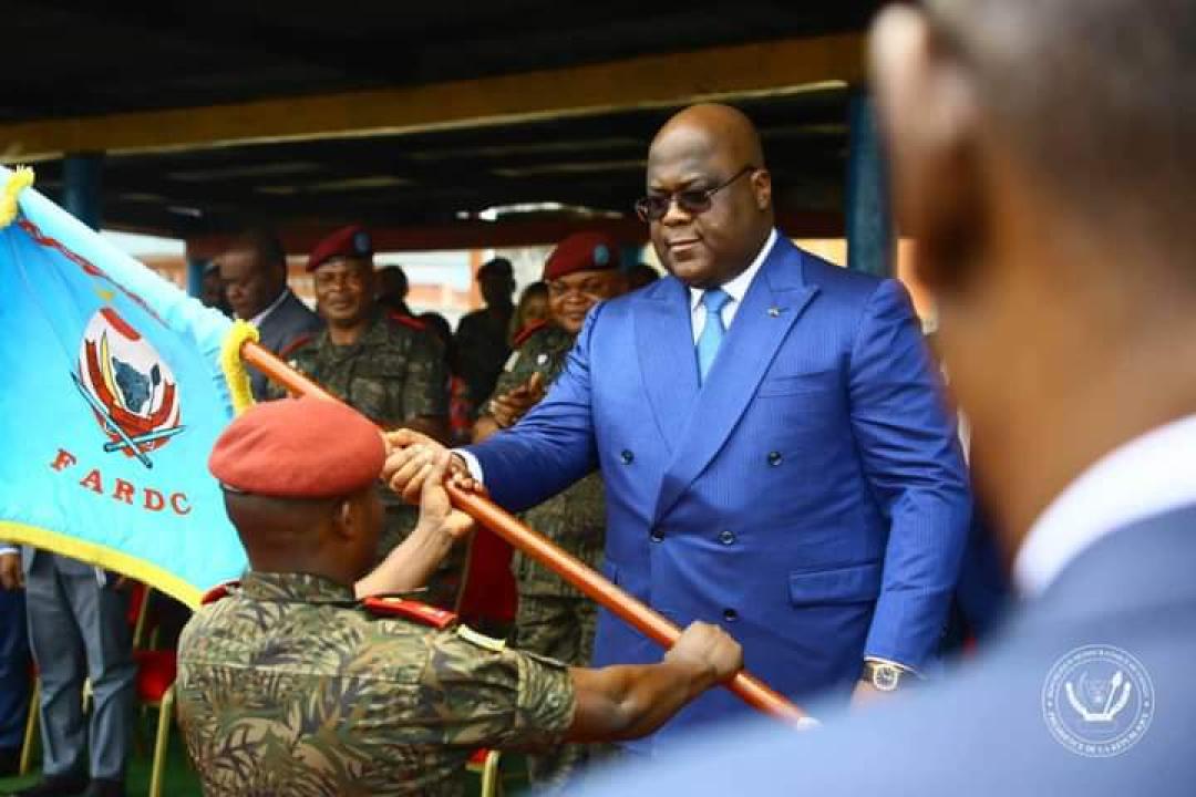 Le chef de l'État, Félix Tshisekedi remet l'étendard du pouvoir au nouveau commandant de la Garde Républicaine, le général Major Ephraim Kabi