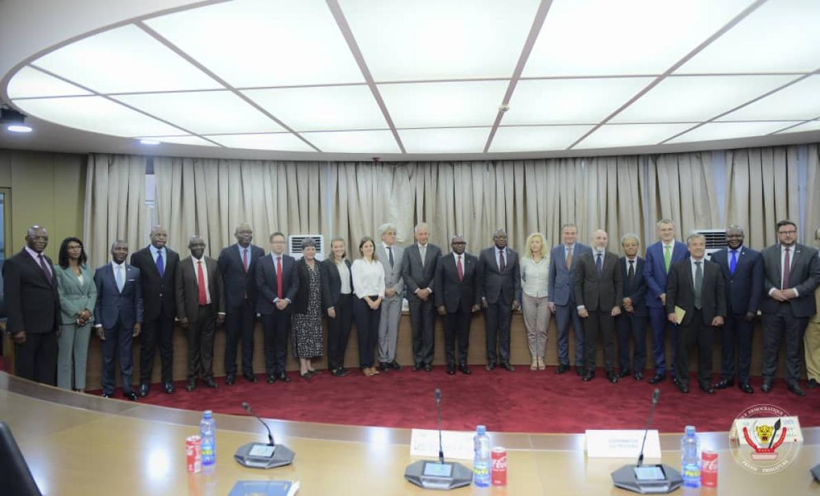 Le premier ministre Sama Lukonde et un groupe de chefs de missions diplomatiques