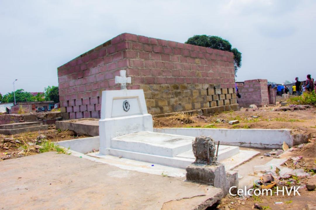 Une maison en construction au cimetière de Kinsuka