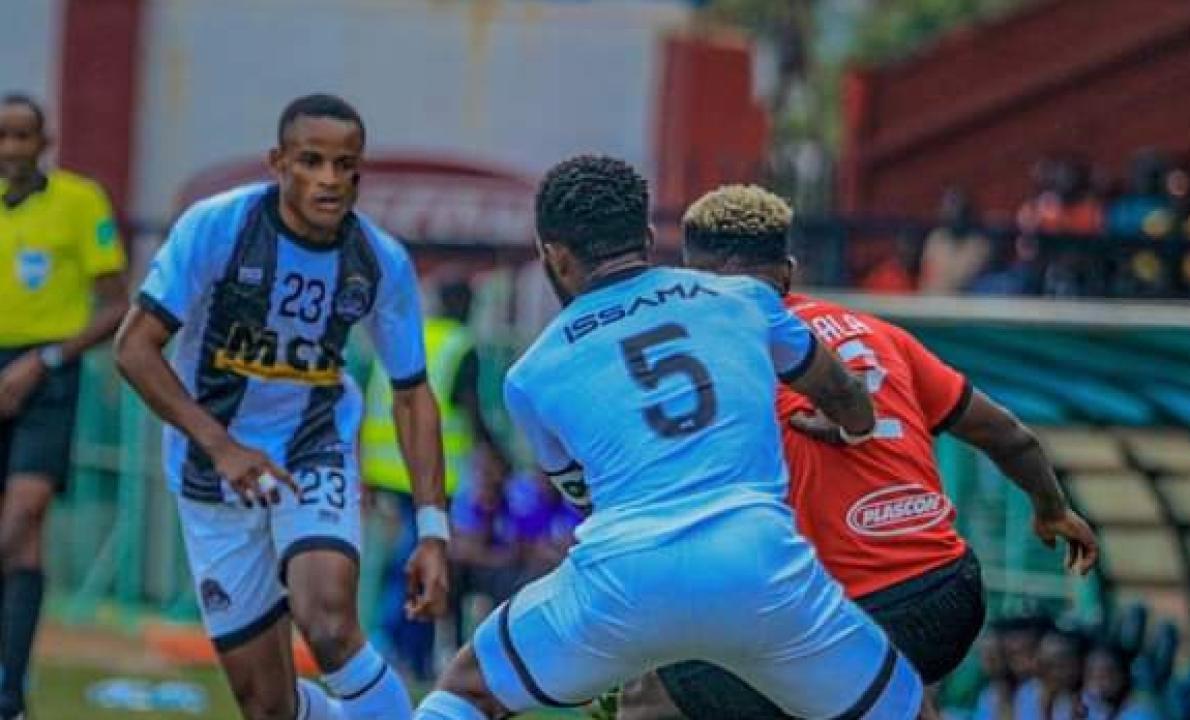 Djos Issama en duel avec un joueur du SC Vipers en Ouganda. [Photo d'illustration]
