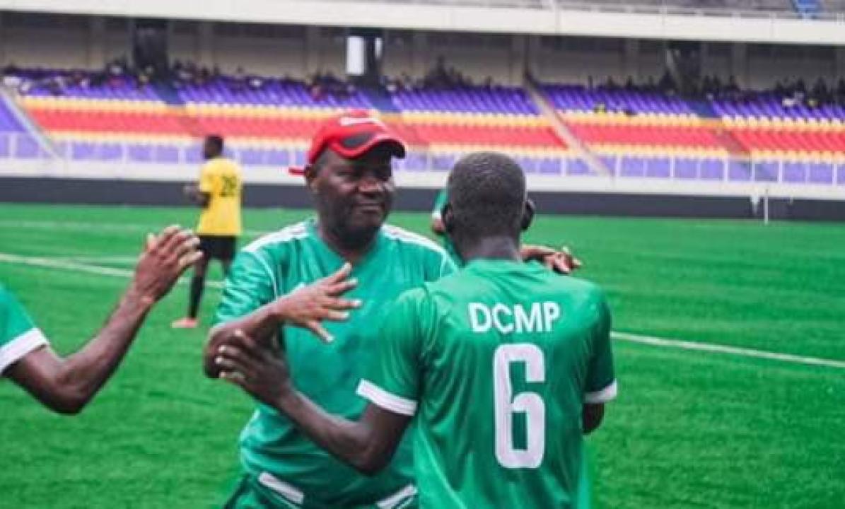 L'entraîneur du DCMP, Barthélémy et l'un de ses poulains, au stade des martyrs de Kinshasa.