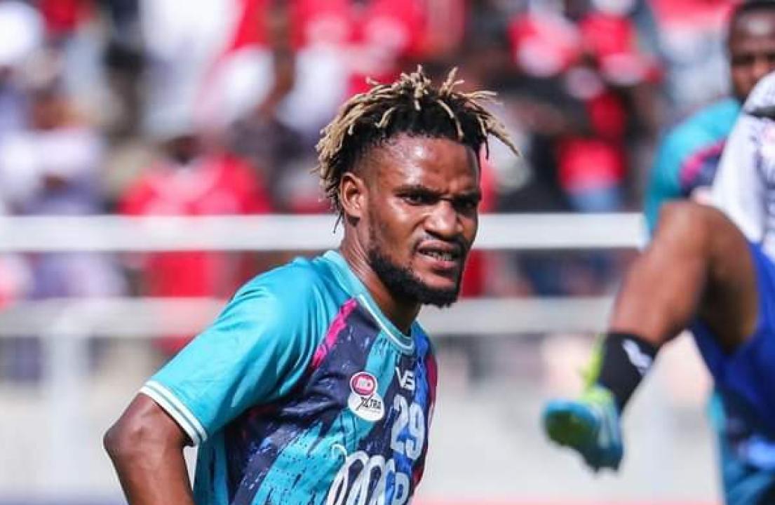 Le défenseur congolais,Henock Inonga Baka en plein échauffement.