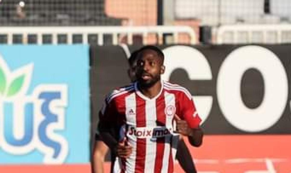 Cédric Bakambu sous les couleurs de l'Olympiakos Pirée.