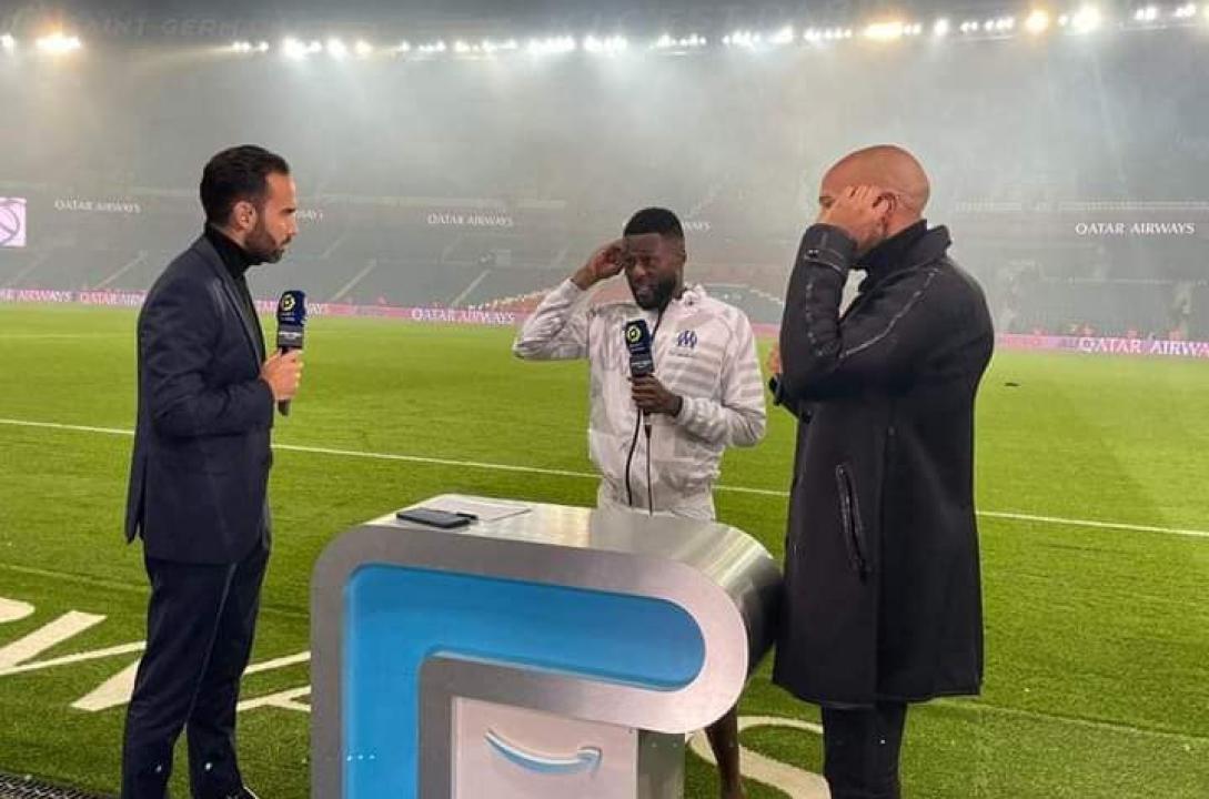 Chancel Mbemba lors d'une interview avec Thierry Henry et un journaliste de Canal+.
