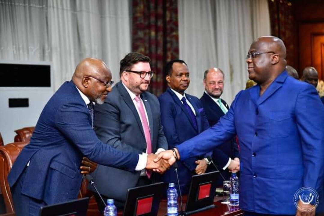 Le chef de l'État congolais saluant les ambassadeurs des pays membre de la francophonie