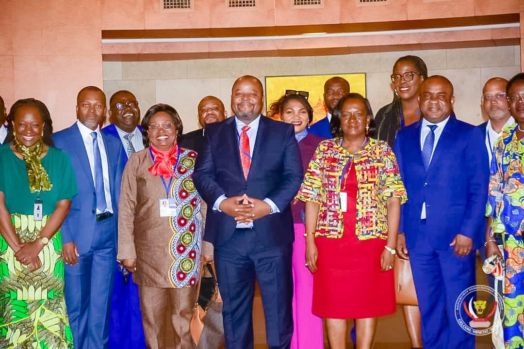 Le ministre d'État, ministre en charge du Budget Aimé Boji et les Congolais engagés à la Banque Mondiale et au FMI