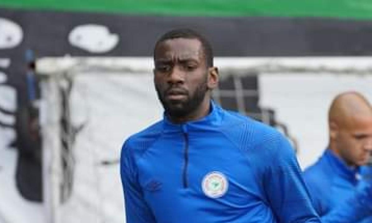 Yannick Bolasie en plein échauffement d'avant-match.