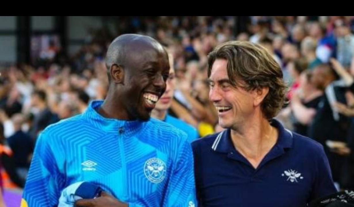 Yoane Wissa et l'entraîneur de Brentford FC.