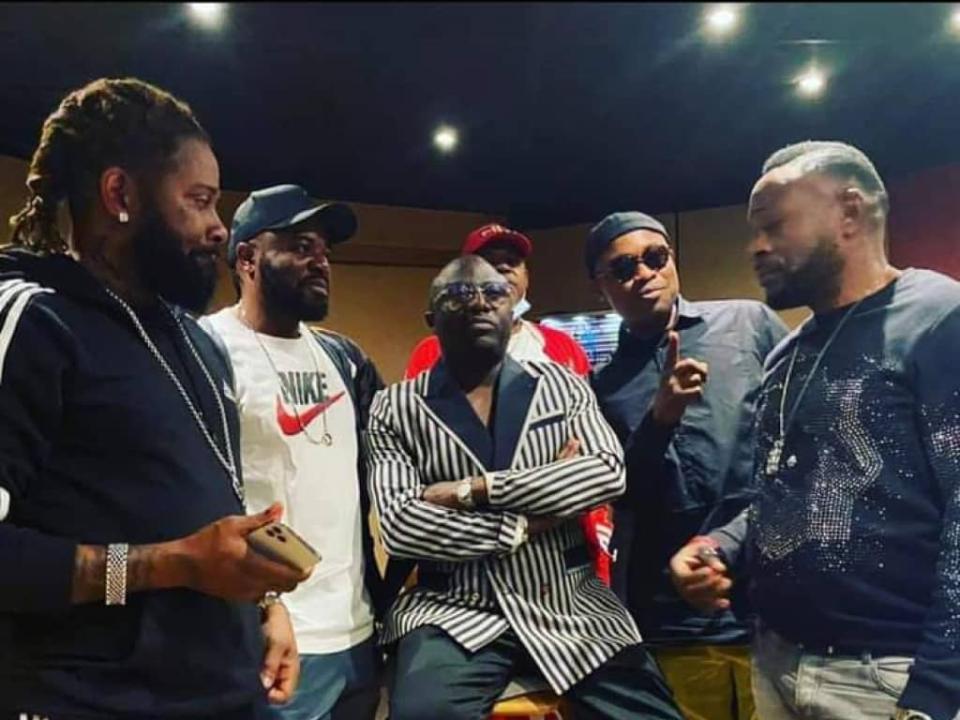 Ferré Gola, Celeo Scram, Michel Basse, Serge Mabiala et Aimelia Lias, dans un studio à Paris. [Photo d'illustration]