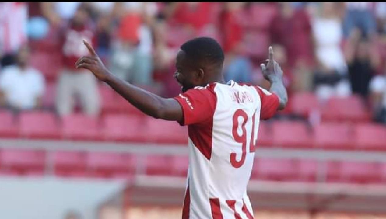 Cédric Bakambu en pleine célébration d'un but sous les couleurs de l'Olympiakos Pirée. [Photo d'illustration]