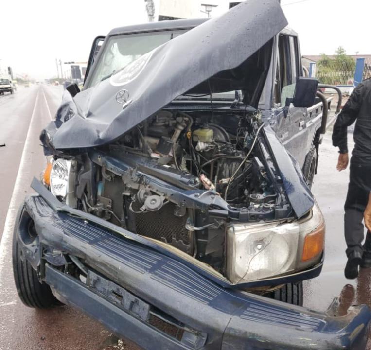 Une jeep de la police percutée par un bus TRANSCO