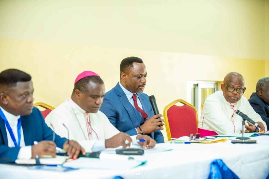 Le ministre de l'EPST Tony  Mwaba lors du lancement de la session de concertation des coordinnateurs  des écoles conventionnées catholiques