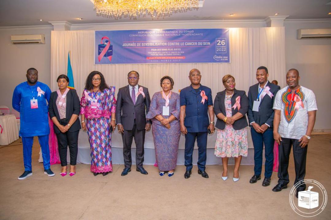 Le vice-président de la CENI, Didi Manara et quelques agents et cadres de la centrale électorale lors de la journée de sensibilisation au cancer du sein