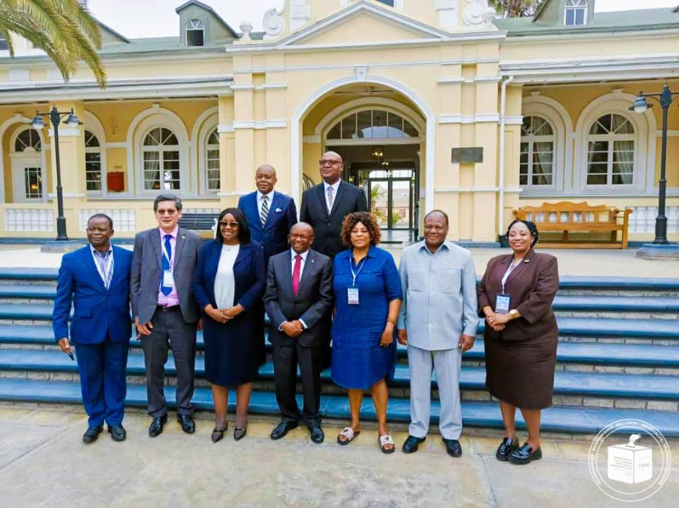 Le président de la CENI, Denis Kadima pose avec quelques membres de l'ECF-SADC