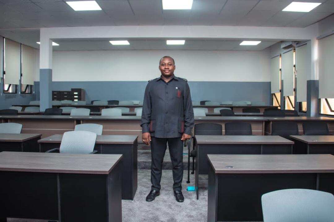 Le ministre d'État en charge de l'aménagement du territoire, Me Guy Loando Mboyo, dans l'auditoire modernisé de D.E.S Droit de l'université de Kinshasa