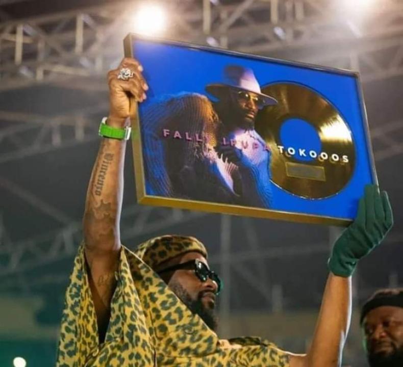 L'artiste musicien Fally Ipupa présente son Disc d'Or dans un stade des martyrs rempli comme un œuf lors de son concert du samedi 29 octobre.