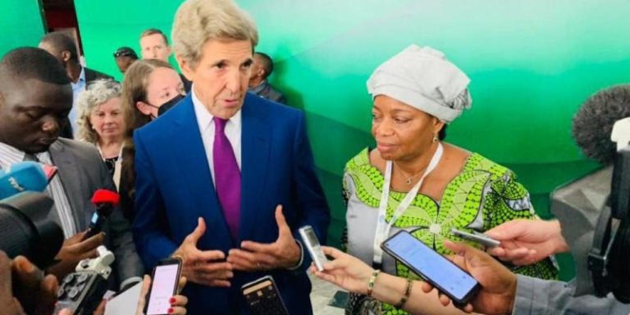 L'envoyé spécial des USA, John Kerry et la VPM de l'environnement Ève Bazaiba après un tête-à-tête au palais du peuple