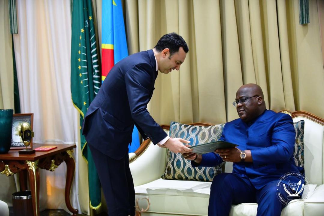 Le président de la RDC, Félix Tshisekedi recevant le message du Roi du Maroc auprès de Mr Younes Sekkori, ministre de l'inclusion économique