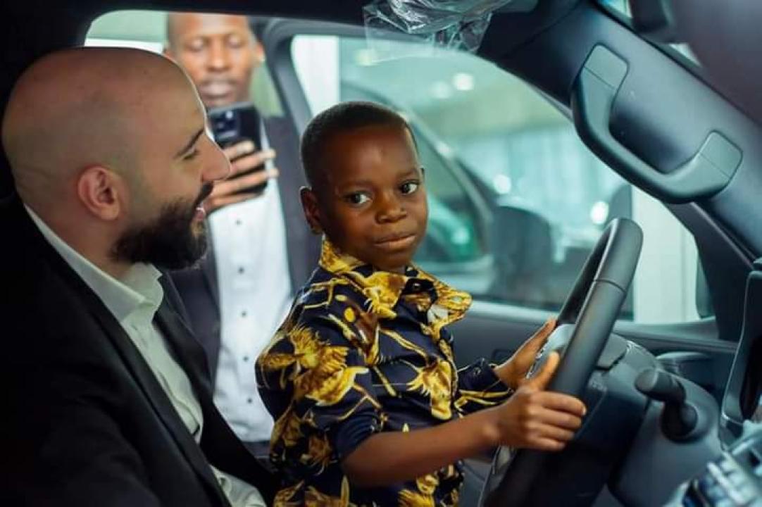 Le petit Junior (à droite) assis au volant de la Jeep aux côtés du millionnaire libanais Abed Achour