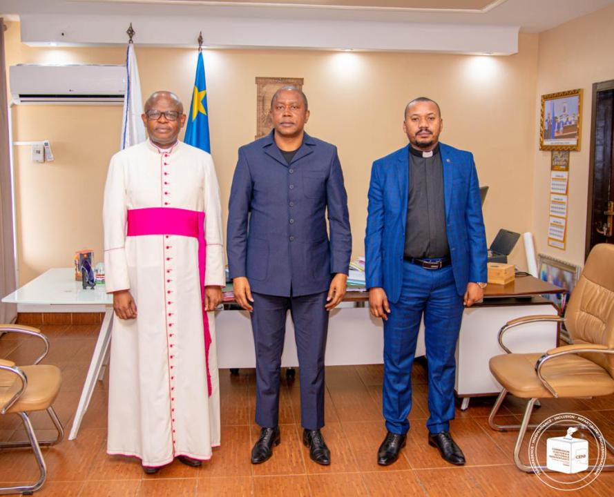 De gauche à droite, le secrétaire général de la CENCO Mgr Donatien Nshole, le président de la CENI Denis Kadima et le porte-parole de l'ECC Éric Nsenga