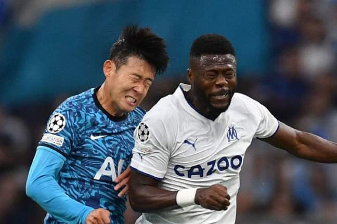 Chancel Mbemba en duel avec l'attaquant sud-coréen de Tottenham, Heung-Min Son. [Photo d'illustration]