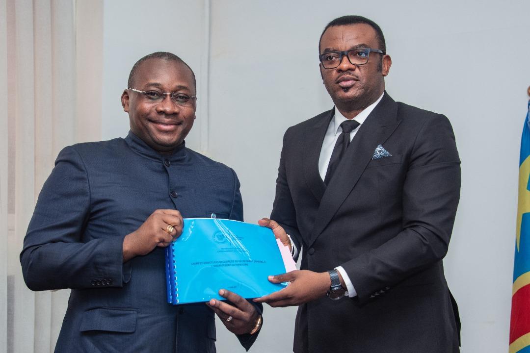 Le nouveau cadre organique des agents de l'administration de l'aménagement du territoire présenté par le ministre d'État en charge de l'aménagement du territoire, Me Guy Loando Mboyo et Jean Pierre Lihau, Vice-premier ministre en charge de la fonction publique