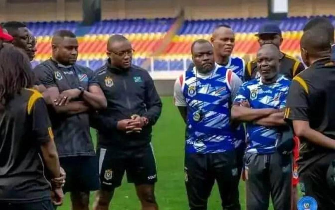 Bertin Maku aux côtés du sélectionneur Otis Ngoma et d'autres membres du staff technique de l'équipe nationale A' [Photo d'illustration]